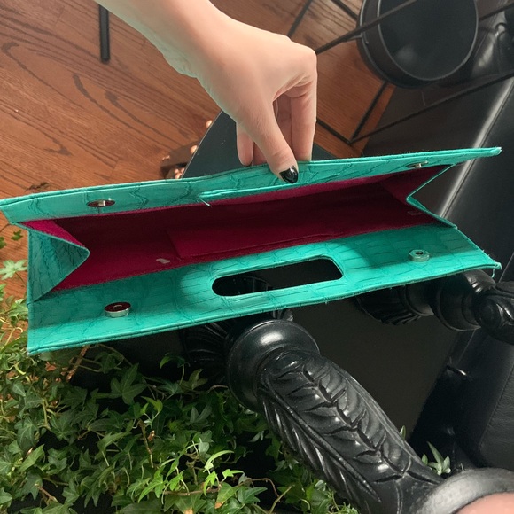 Turquoise croc clutch - Picture 2 of 4
